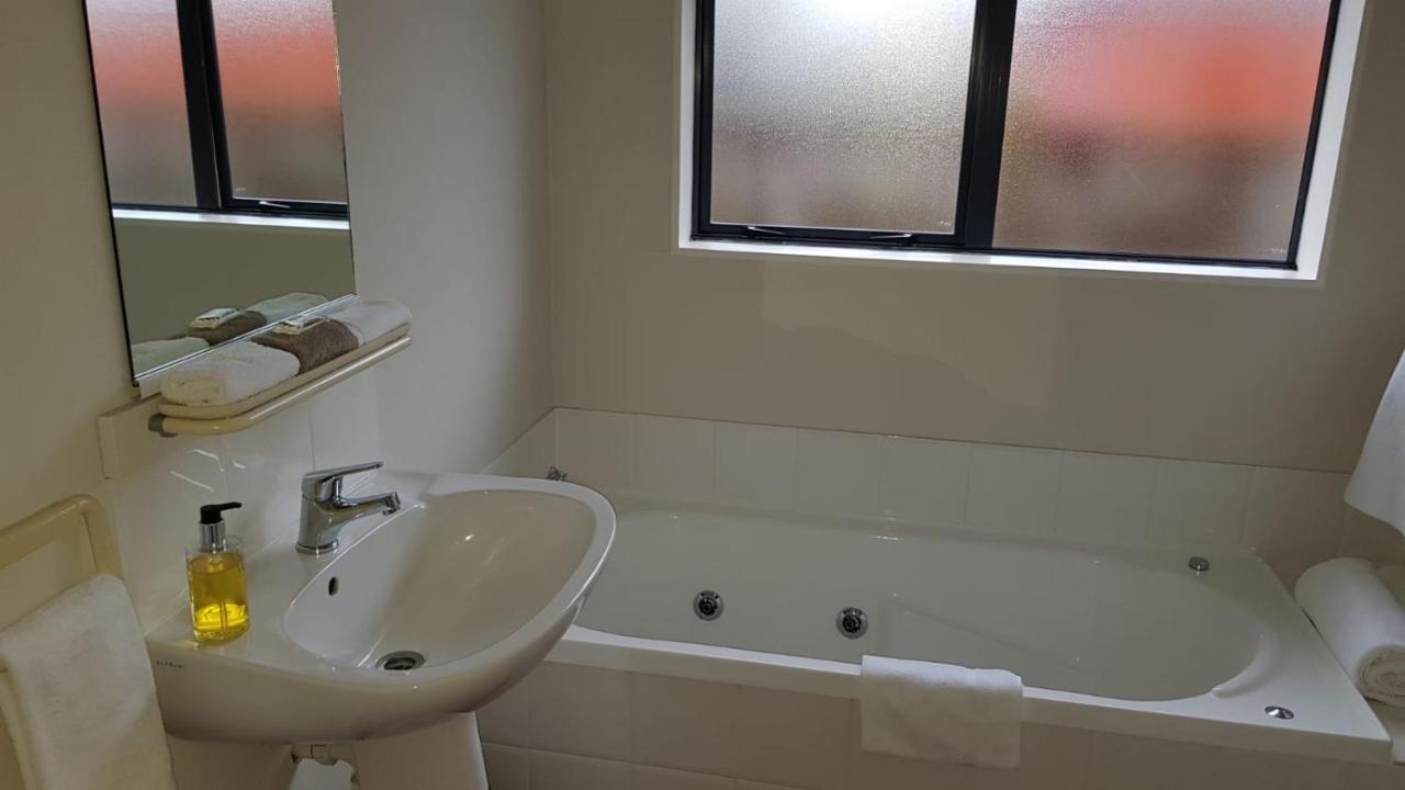 Tudor Lodge Motel Hawera Extérieur photo