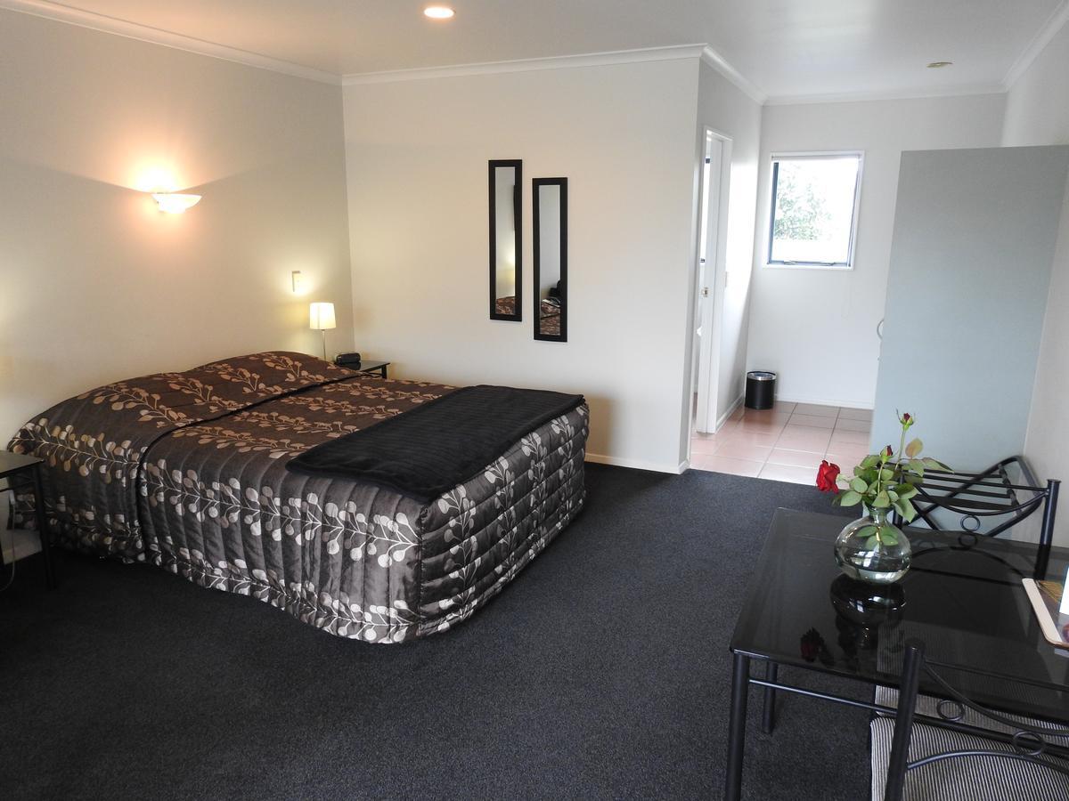 Tudor Lodge Motel Hawera Extérieur photo