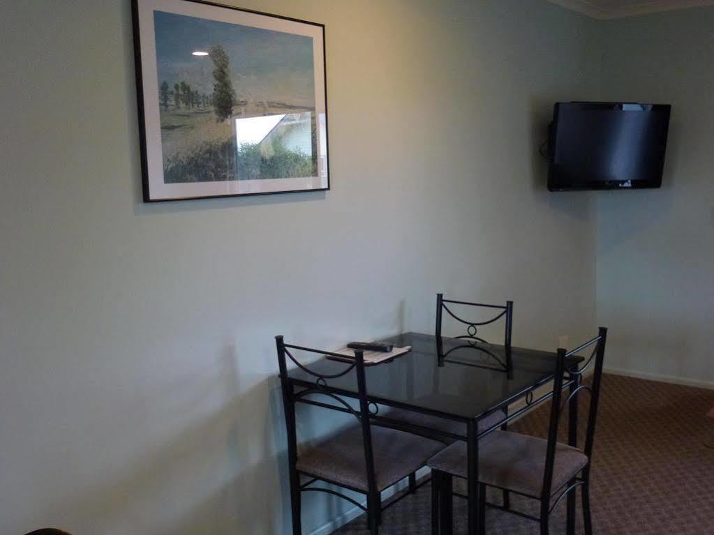 Tudor Lodge Motel Hawera Extérieur photo