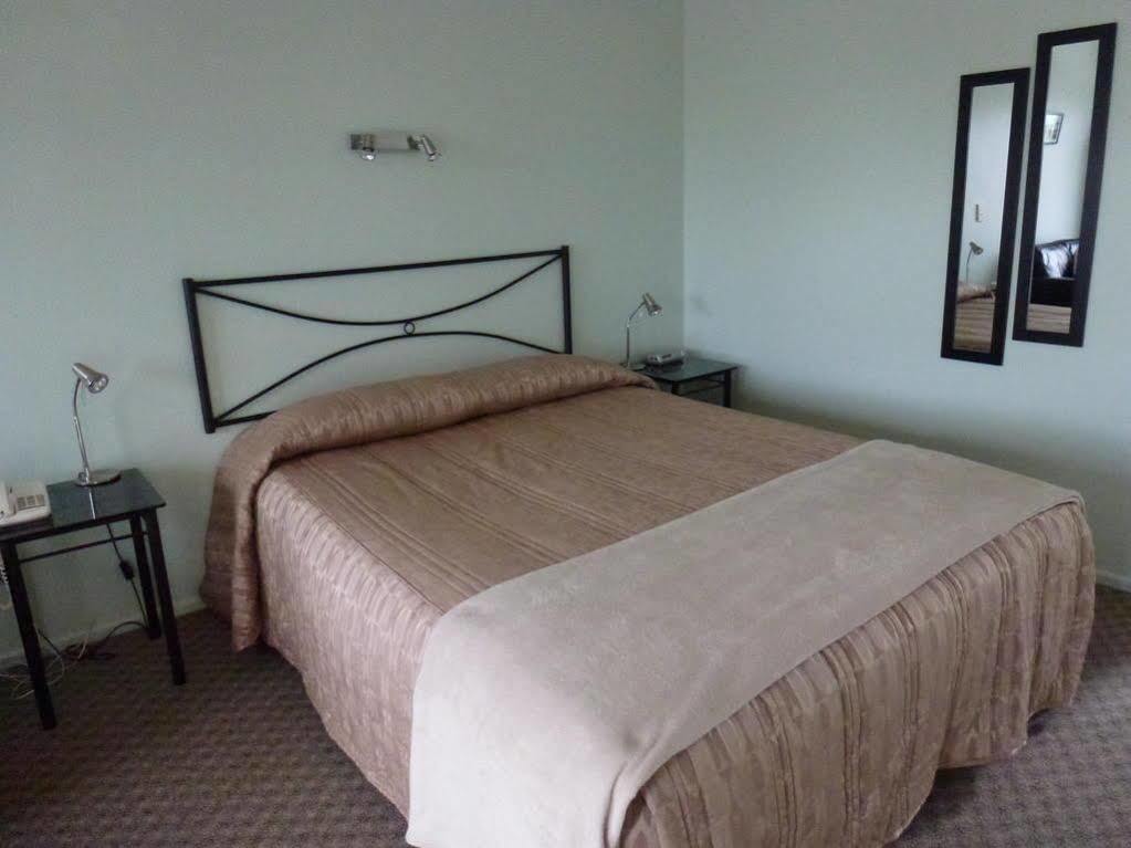 Tudor Lodge Motel Hawera Extérieur photo