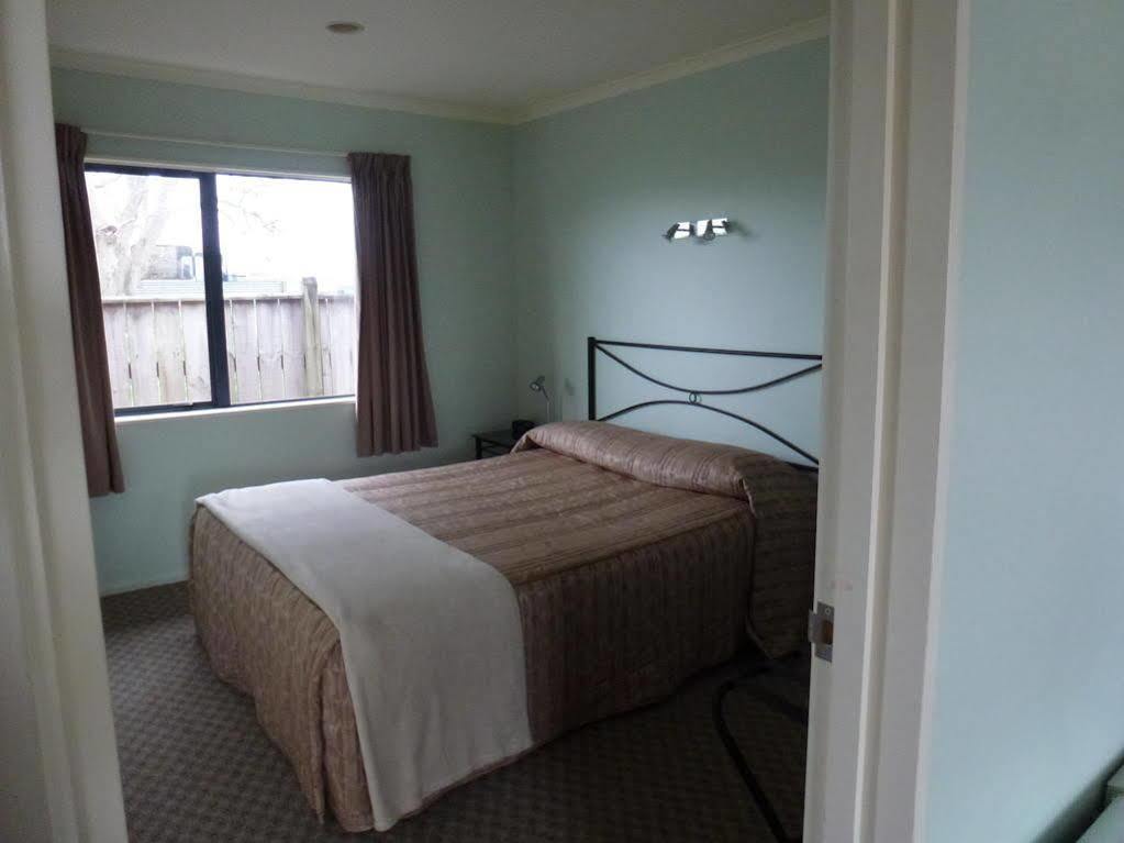 Tudor Lodge Motel Hawera Extérieur photo