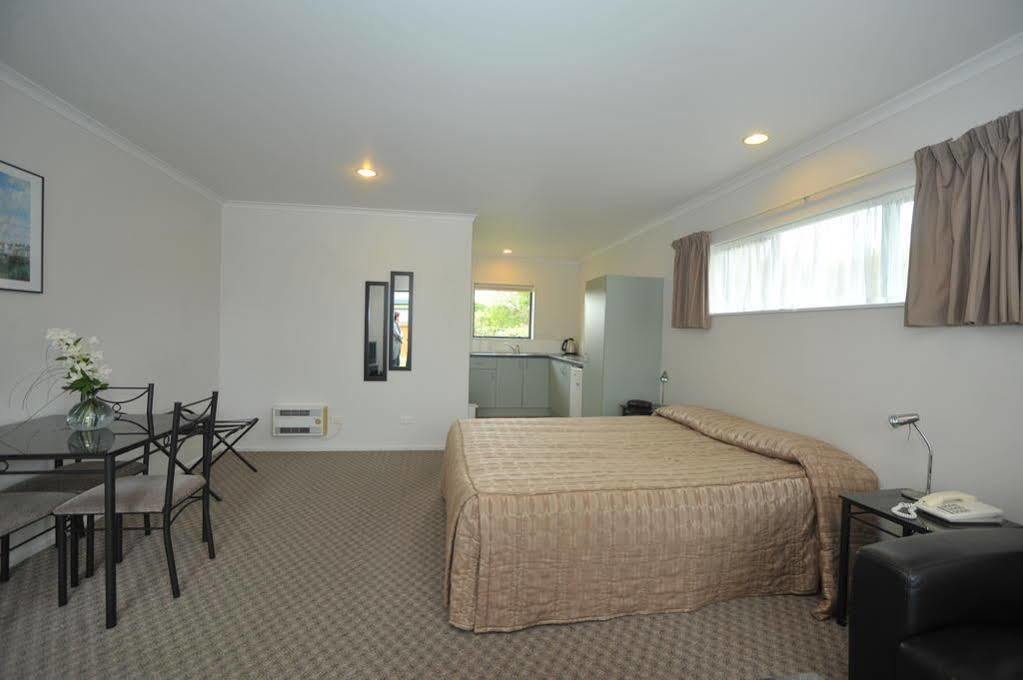 Tudor Lodge Motel Hawera Extérieur photo
